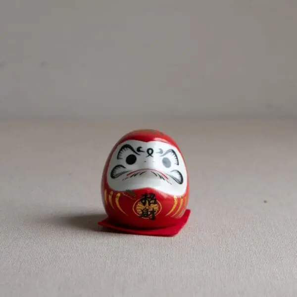 Mini daruma japonés rojo de 5 cm