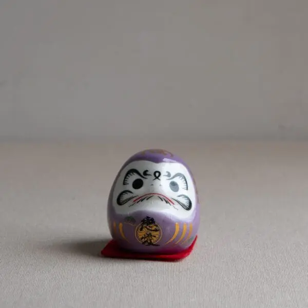 Mini daruma japonés lila