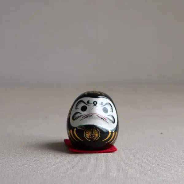 Mini daruma japonés negro