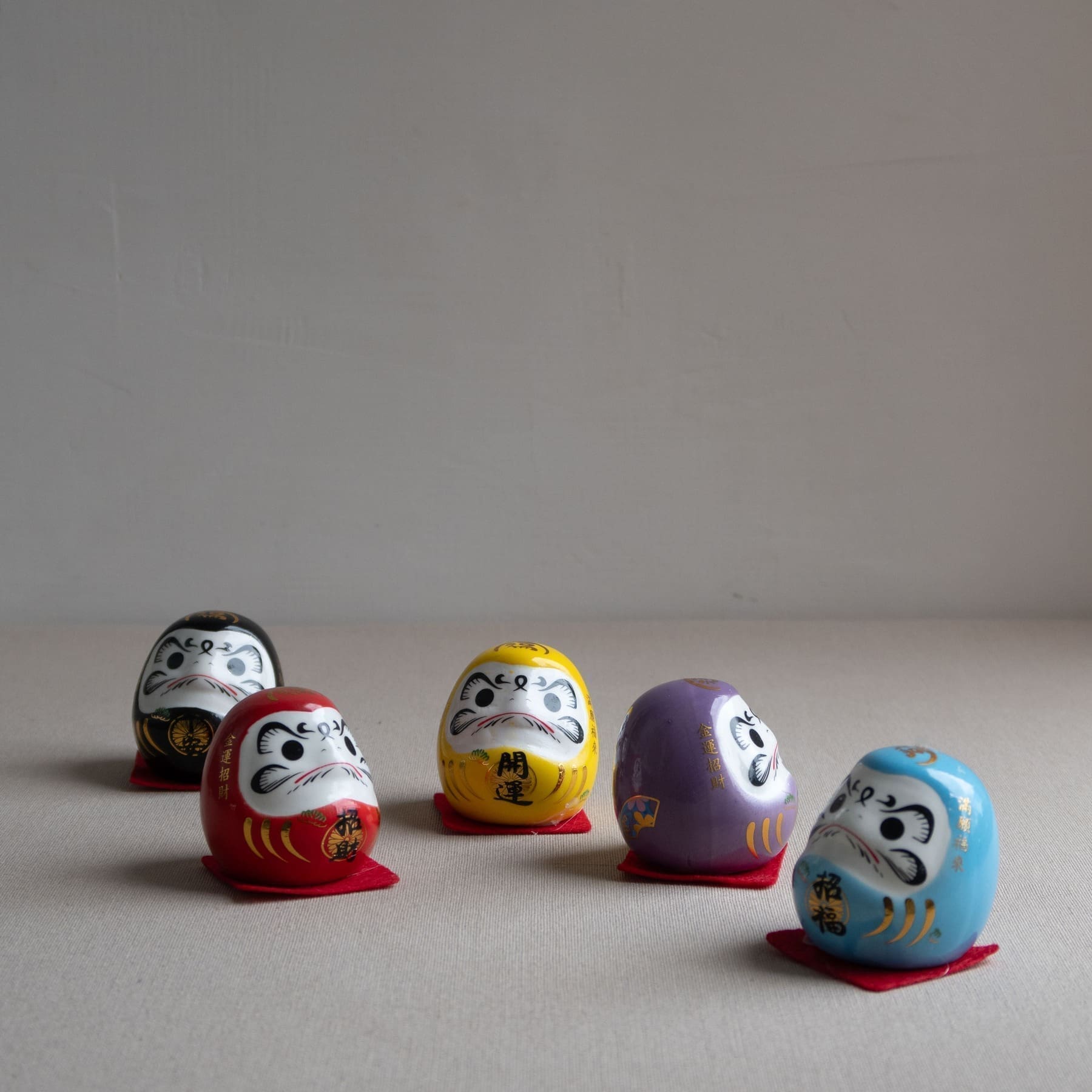 Mini darumas japoneses de colores