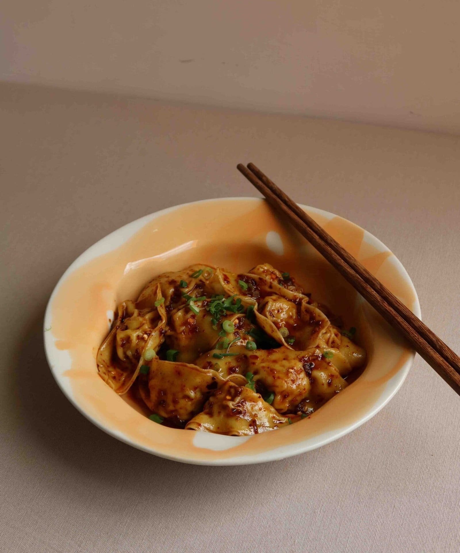 wonton con salsa picante