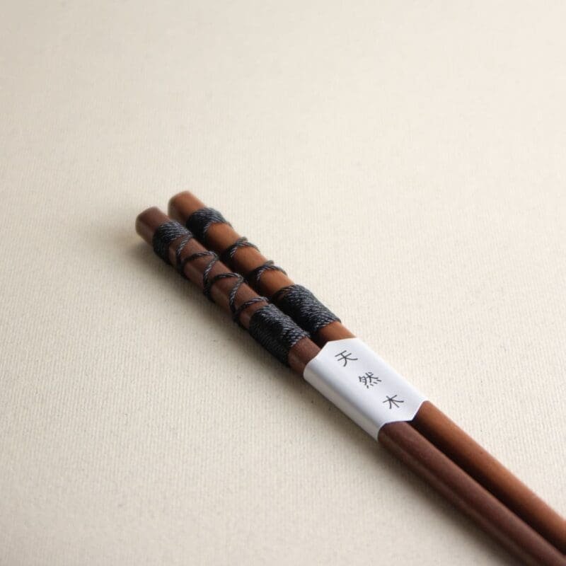 Palillos negros entrelazados