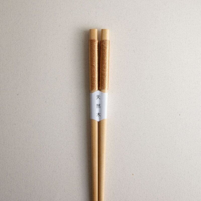 Palillos japoneses con cuerda entrelazada