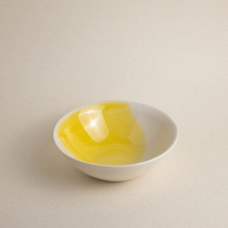 cuenco blanco mancha amarilla